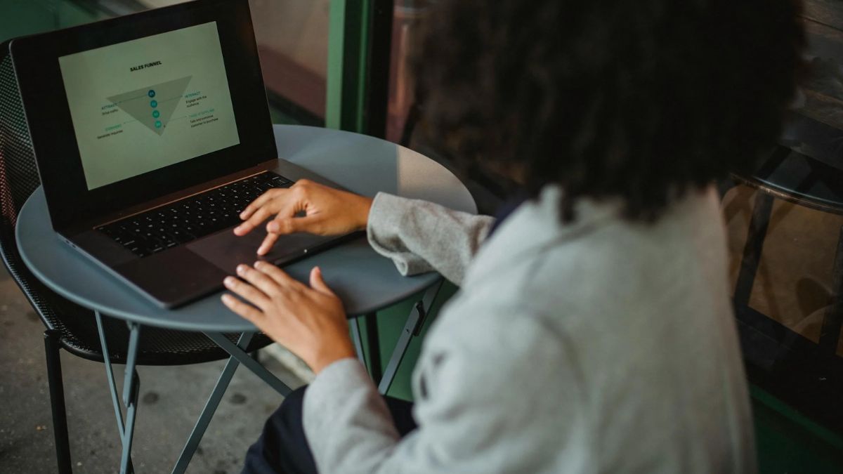 Step-by-step guide to creating a high-converting affiliate funnel for boosting sales and commissions.